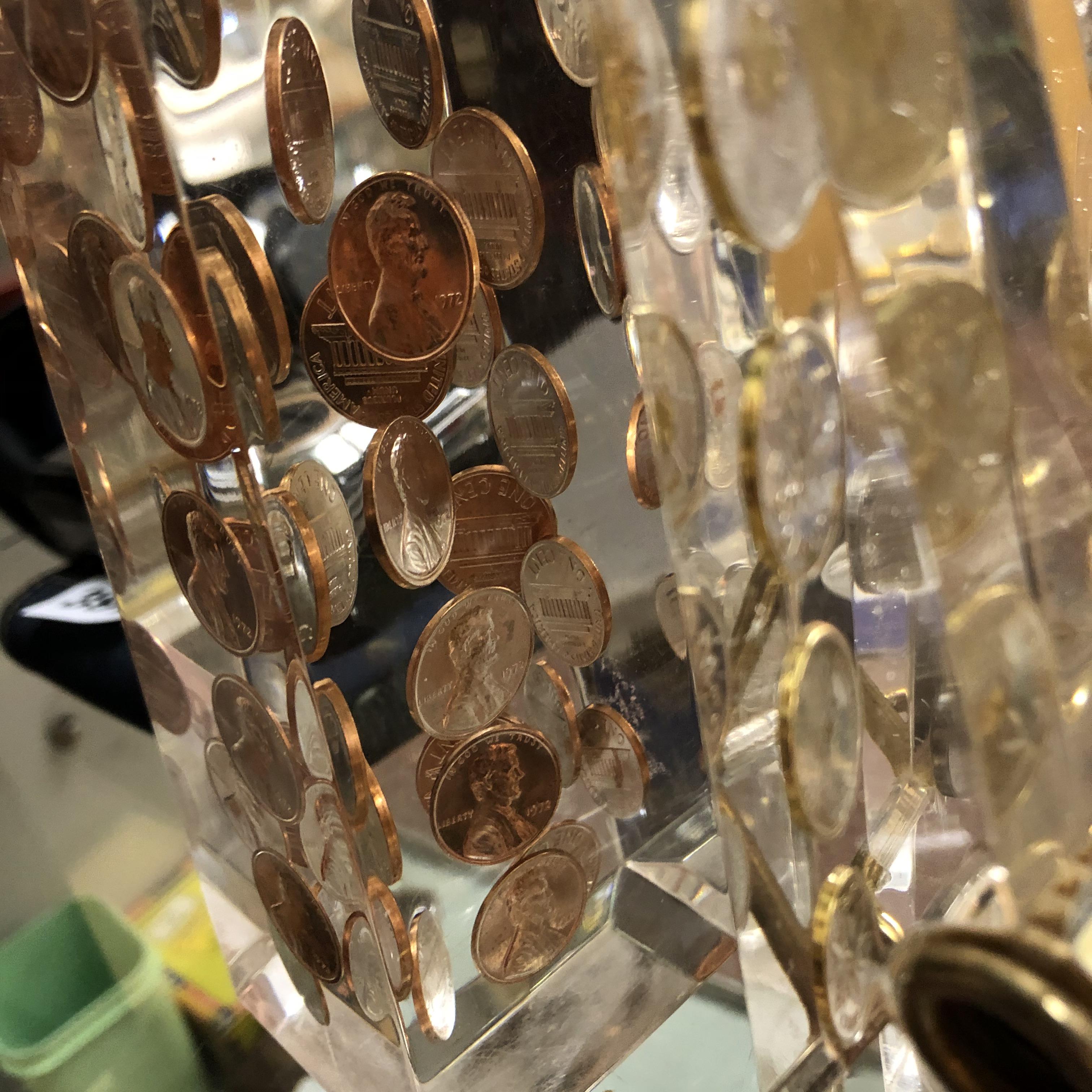 SELECTION OF NOVELTY COIN INSET PERSPEX PEG AND MONUMENT PAPERWEIGHTS AND A DESK STAND - Image 6 of 6