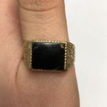 9CT STAMPED YELLOW GOLD SIGNET RING WITH ONYX CENTRE, SIZE V 6.