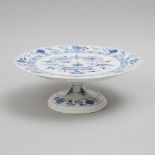 Meissen Blue Onion Pattern Cake Stand, 20th century, height 4.6 in — 11.8 cm, diameter 12.7 in — 32.