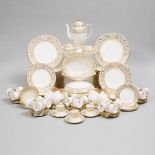 Wedgwood 'Gold Florentine' Dinner Service, 20th century, dinner plate diameter 10.8 in — 27.5 cm (14