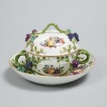 Meissen Covered Ecuelle on Stand, 18th century, stand diameter 9.1 in — 23 cm