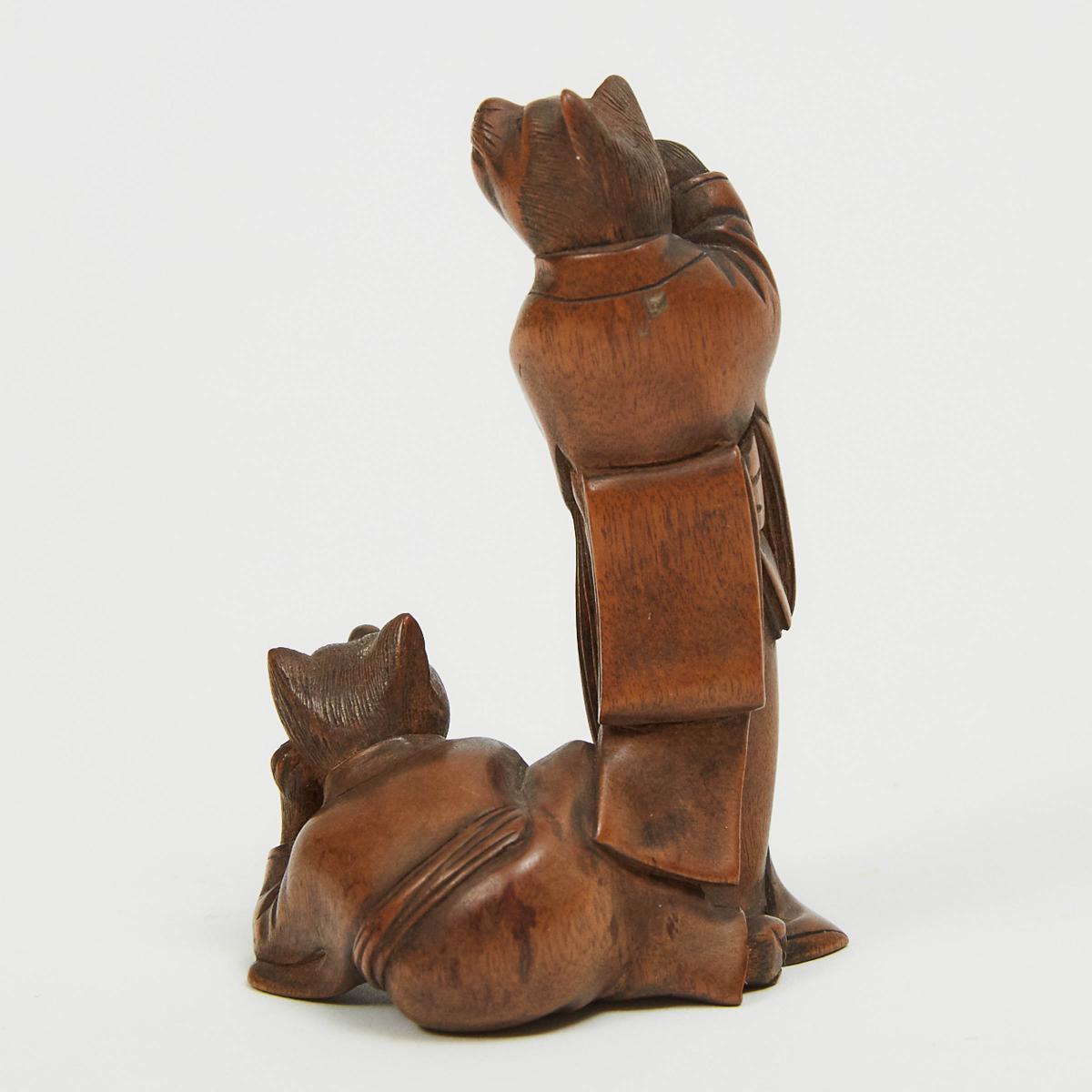 A Wood Netsuke of a Pair of Cats Dressed in Kimono, height 2.4 in — 6.2 cm - Image 3 of 4