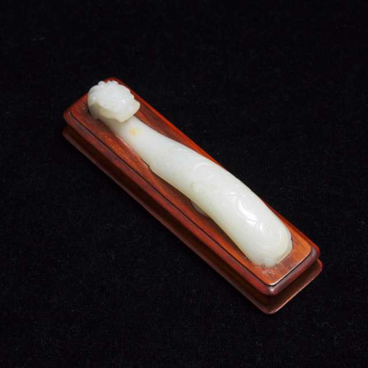 A White Jade 'Chilong' Belt Hook, Qing Dynasty, 清 白玉雕'苍龙教子'带钩, length 3.8 in — 9.7 cm - Image 2 of 2