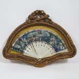 A Finely Carved Ivory Chinese Export Fan painted with a Palace Scene, 19th Century, 十九世纪 中国外销象牙透雕彩绘庭