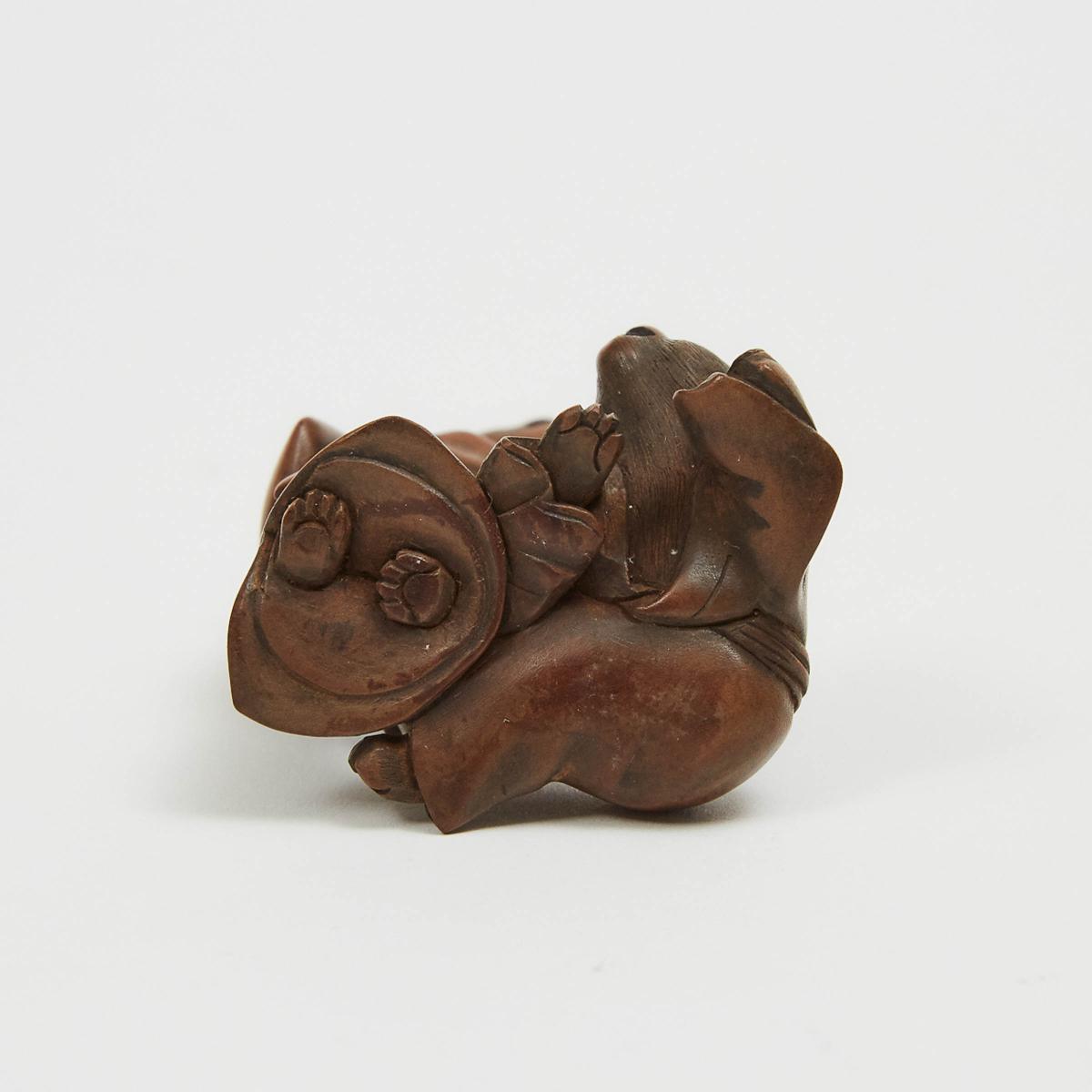 A Wood Netsuke of a Pair of Cats Dressed in Kimono, height 2.4 in — 6.2 cm - Image 4 of 4