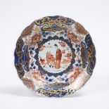 A Chinese Export Imari 'Xiwangmu' Dish, Kangxi Period (1662-1722), 清 康熙 中国外销伊万里西王母纹盘, 2.1 x 9.7 in —