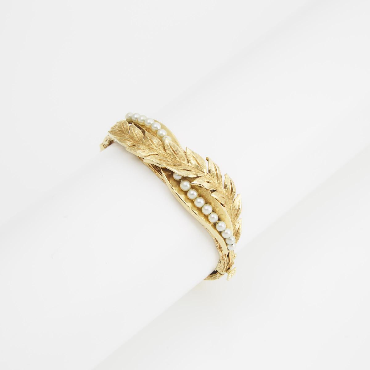 14k Yellow Gold Hinged Bangle, formed in a foliate motif and set with 18 small cultured pearls - Image 2 of 2