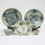 A Group of Five Swatow Blue and White Wares, 17th/18th Century, 十七/十八世纪 漳州窑外销青花瓷一组五件, largest diamet