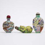 A Group of Three Famille Rose Moulded Snuff Bottles, 19th/20th Century, 十九/二十世纪 模制瓷胎鼻烟壶一组三件, tallest
