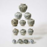 A Group of Thirteen 'Hoi An Hoard' Vietnamese Blue and White Jarlets, 15th Century, 十五世纪 越南'安南号'青花小罐