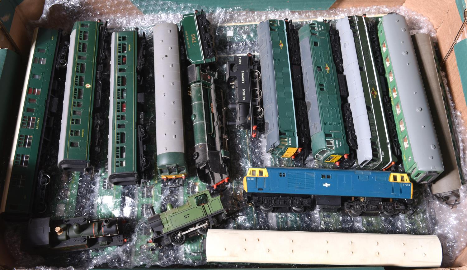 25x items of OO gauge railway by various makes. SR and BR rolling stock including 8x locomotives;