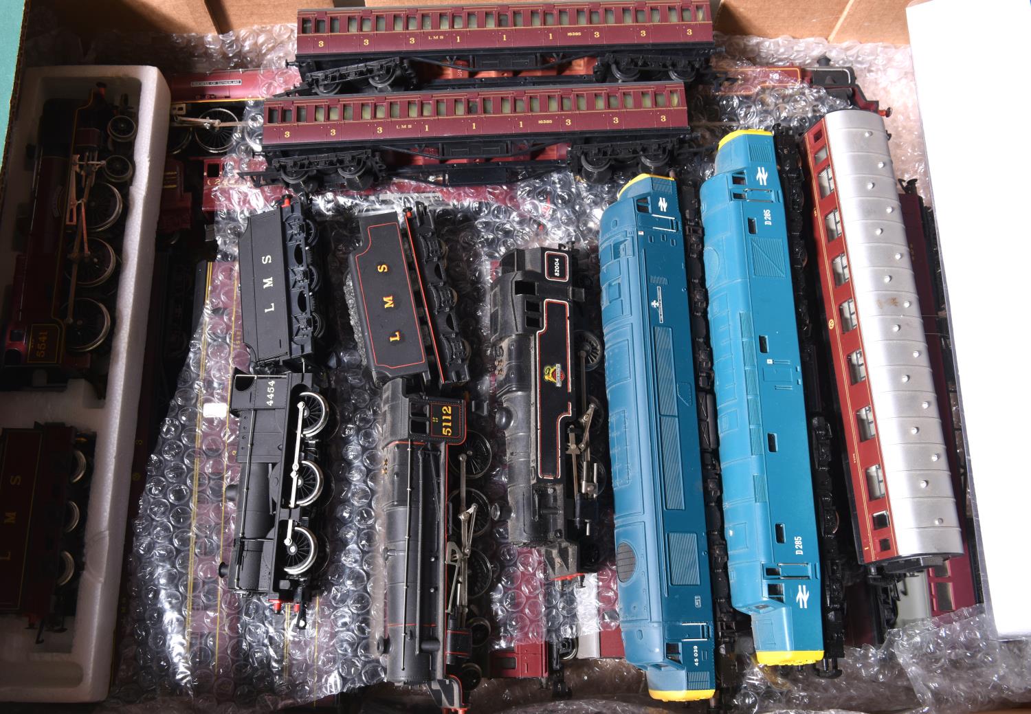 23x items of OO gauge railway by various makes. LMS and BR rolling stock including 10x