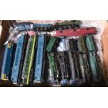 30x items of OO gauge railway by various makes. Including 12x locomotives; a BR Class 9F 2-10-0,