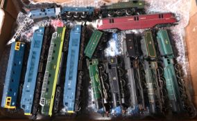 30x items of OO gauge railway by various makes. Including 12x locomotives; a BR Class 9F 2-10-0,