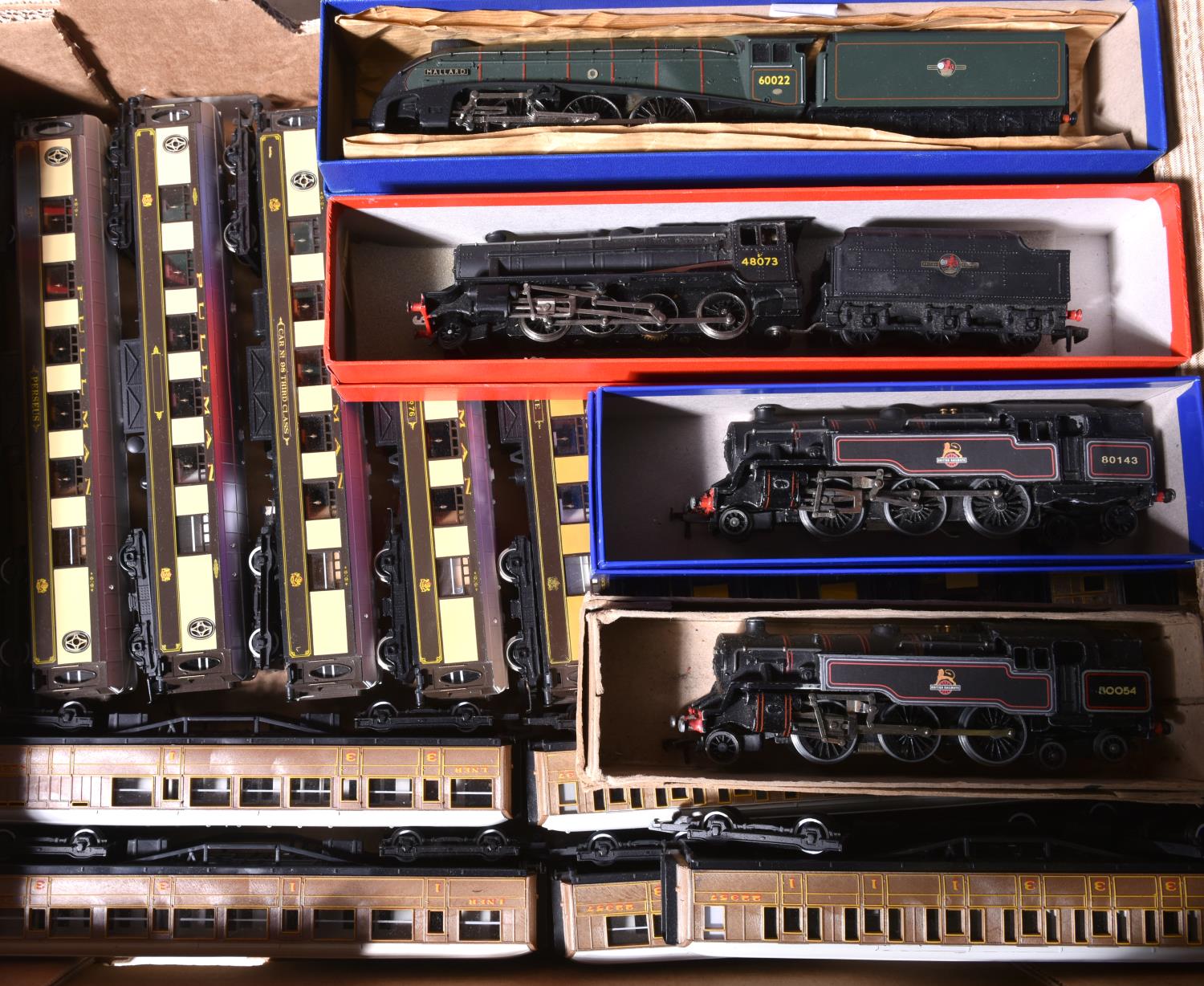 Quantity of OO railway. 4 Hornby locomotives-3 Dublo - BR Class 8F 2-8-0 tender locomotive, RN 48073