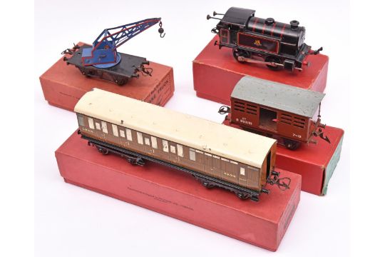 10x Hornby O gauge railway items. A No.40 clockwork BR 0-4-0T locomotive, 82011, in lined black