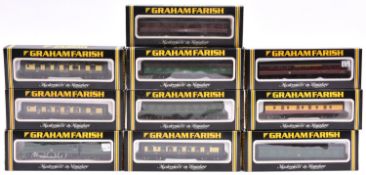 A quantity of Graham Farish N gauge railway. A Southern Railway Merchant Navy class 4-6-2 tender