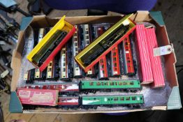 24x Hornby Dublo railway items. Including 3x locomotives for 2-rail running; a BR Class 8F 2-8-0