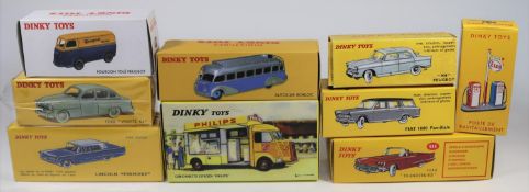 8 Atlas Dinky Toys. Ford Vedette 54 (24X). Fourgon Tole Peugeot (25B). Autocar Isobloc (29E).