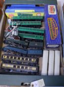 20+ Hornby Dublo 3-rail items. Including 4x locomotives; 2x Class A4 4-6-2 tender locos - an LNER