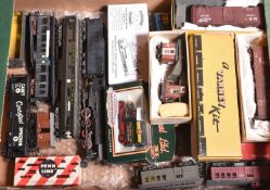 20+ OO/HO gauge railway items by various makes. Including 6x locomotives; a BR Class 52 Co-Co