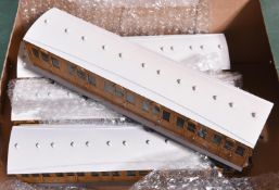 4x O gauge railway 7mm finescale kit built Metropolitan Railway bogie suburban coaches. Including 2x