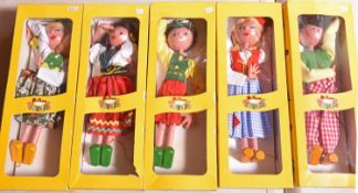 8x Pelham Puppets in 1960/70s issue window boxes including; 2x SS2 Dutch Girls, 2x SS1 Dutch Boys,