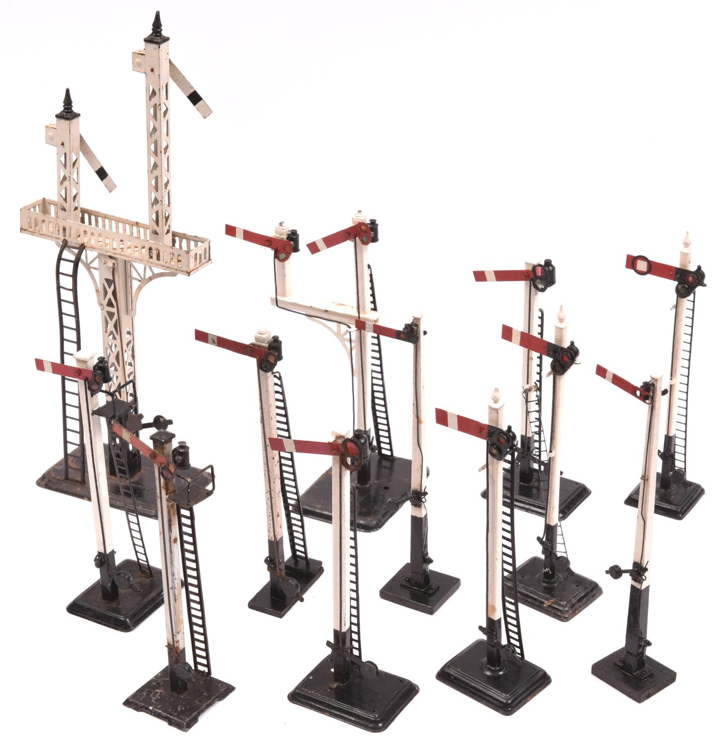 11x O Gauge tinplate and wooden model railway semaphore signals by Marklin etc. Including single arm