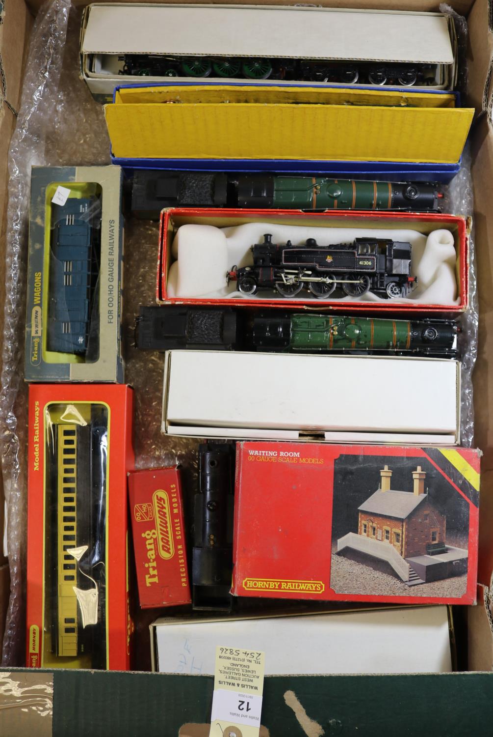 Small quantity of Hornby Dublo etc Railway. Including loose locomotives- B.R. 4-6-2 West Country