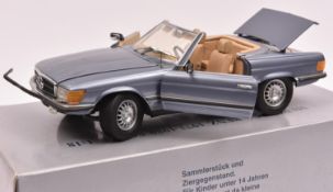 A CMC 1:18 scale Mercedes-Benz 450SL. An example in light metallic blue with fawn interior. Boxed,