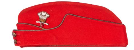 An Officer’s scarlet field cap of the 10th Hussars, gilt bullion trim, bi-metal badge and buttons.