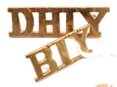 A brass shoulder title of the Berkshire Yeomanry; also a “DHIY” title (Denbighshire Hussars ?).