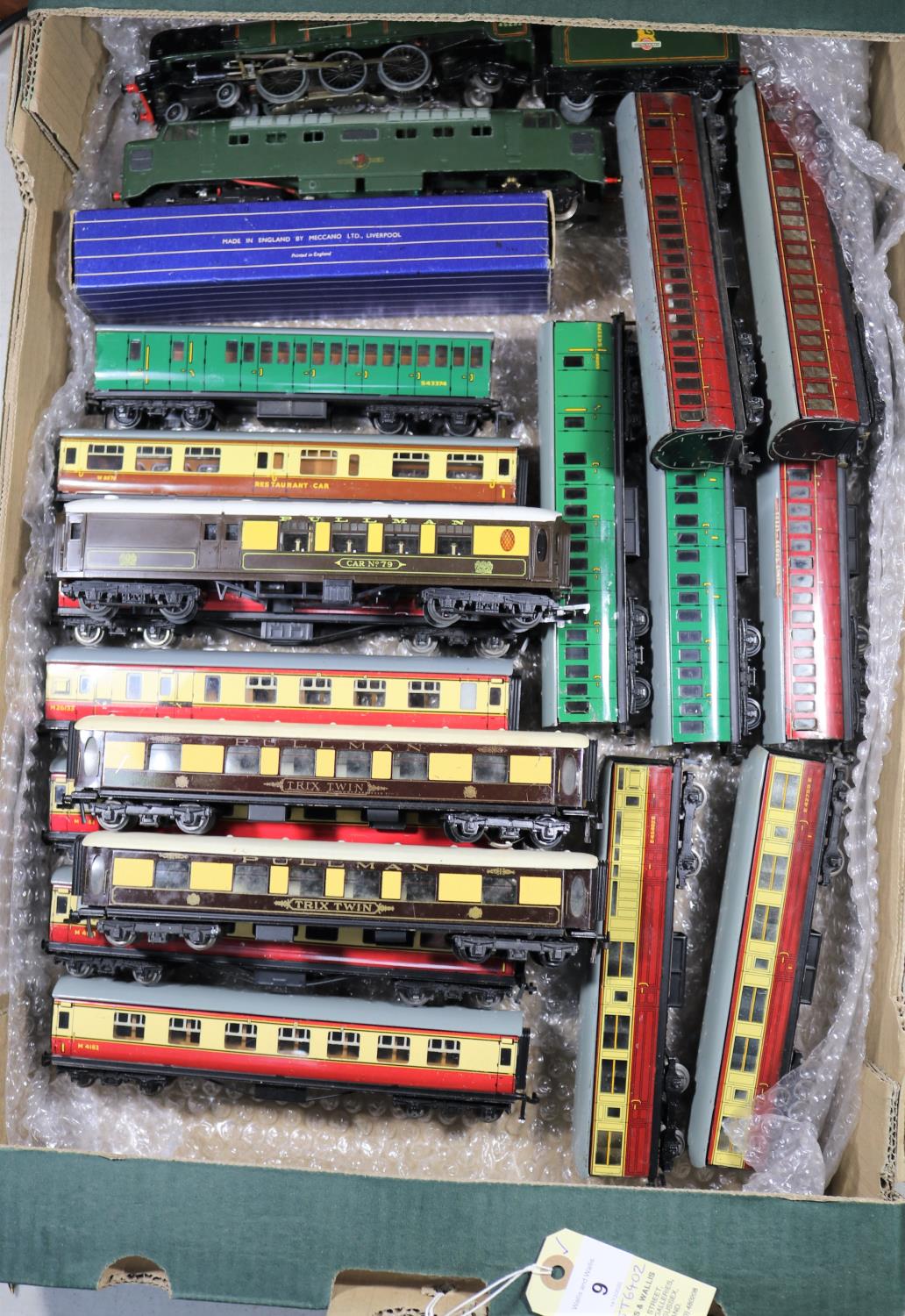 17x Hornby Dublo railway items for 3-rail running. Including 2x BR locomotives; A Class 55 Deltic