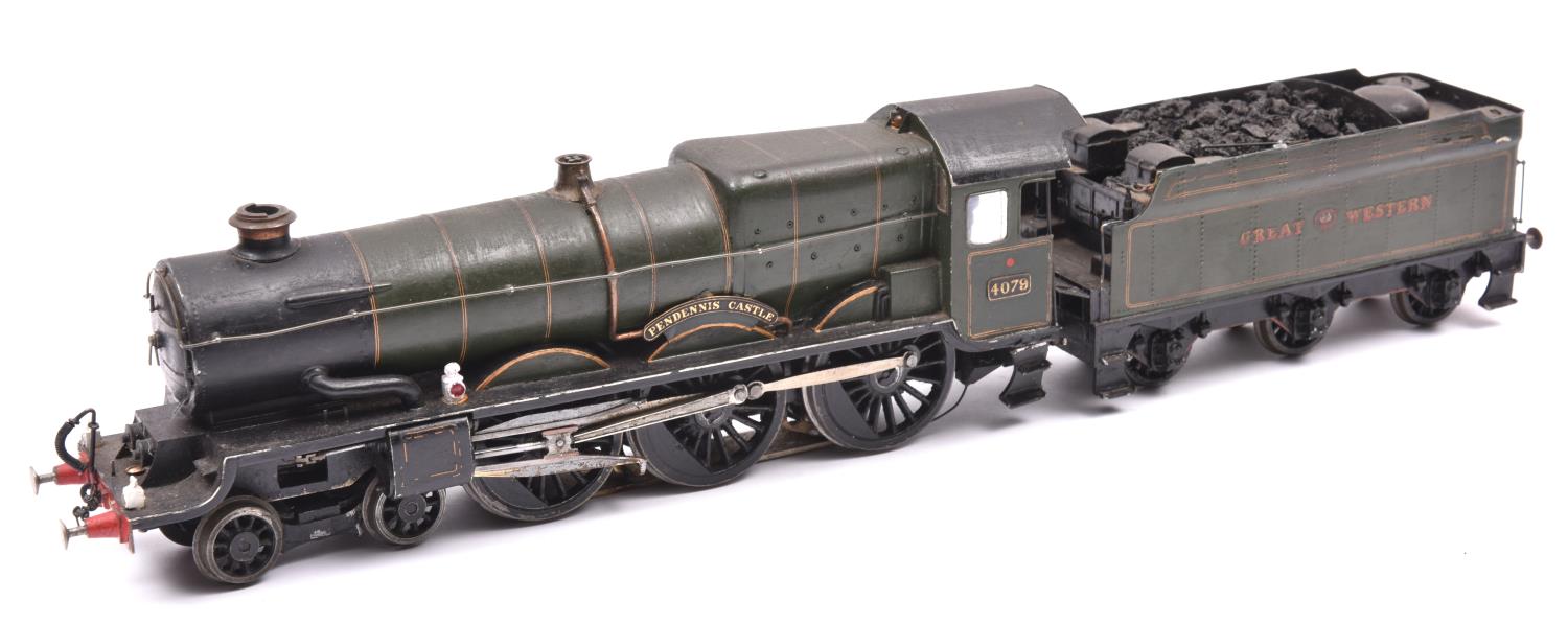 An O gauge coarse scale GWR Castle Class 4-6-0 tender locomotive for 3-rail running. A kit-built