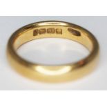 A hallmarked 18ct gold wedding band, wt. 5.97g, size L.