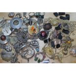 A mixed lot of white and yellow metal jewellery.