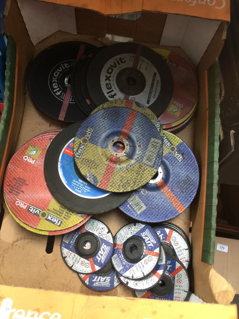 A box of cutting discs