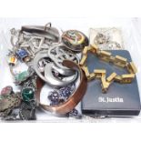 A quantity of costume jewellery including a brutalist style gold plated bracelet.