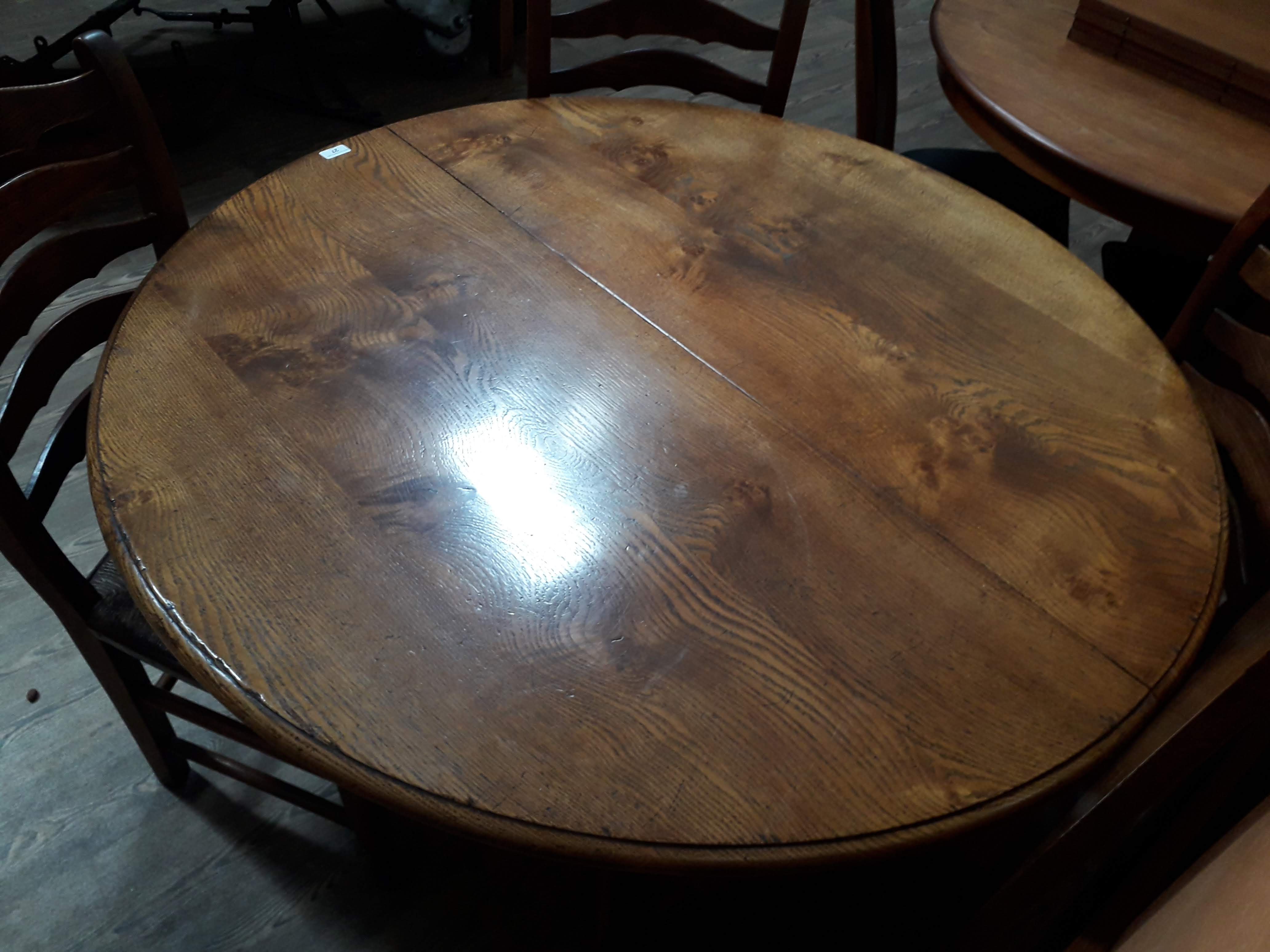 A reproduction oak extending pedestal dining table with single leaf and four ladder back and rush - Image 4 of 6
