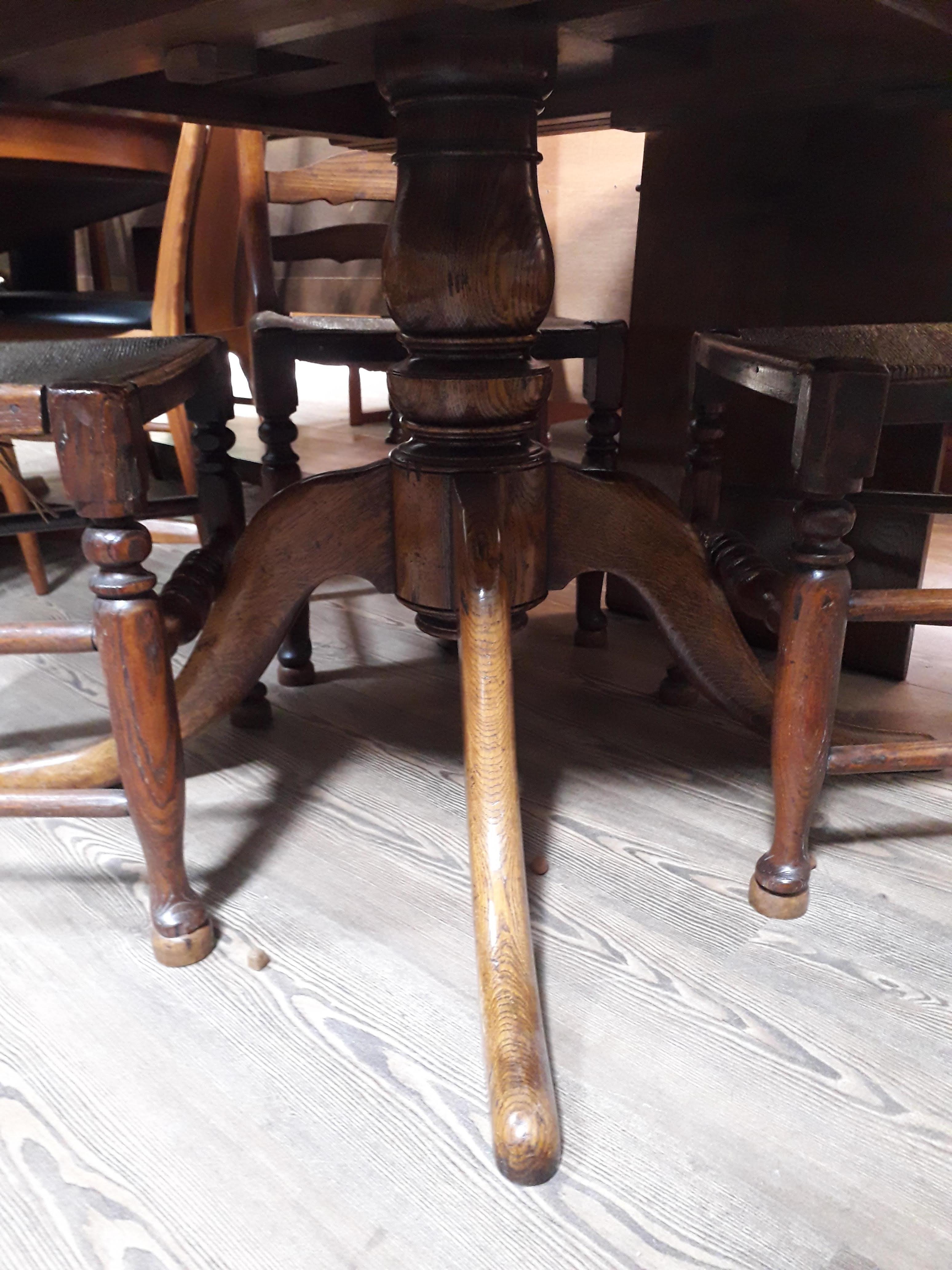 A reproduction oak extending pedestal dining table with single leaf and four ladder back and rush - Image 6 of 6