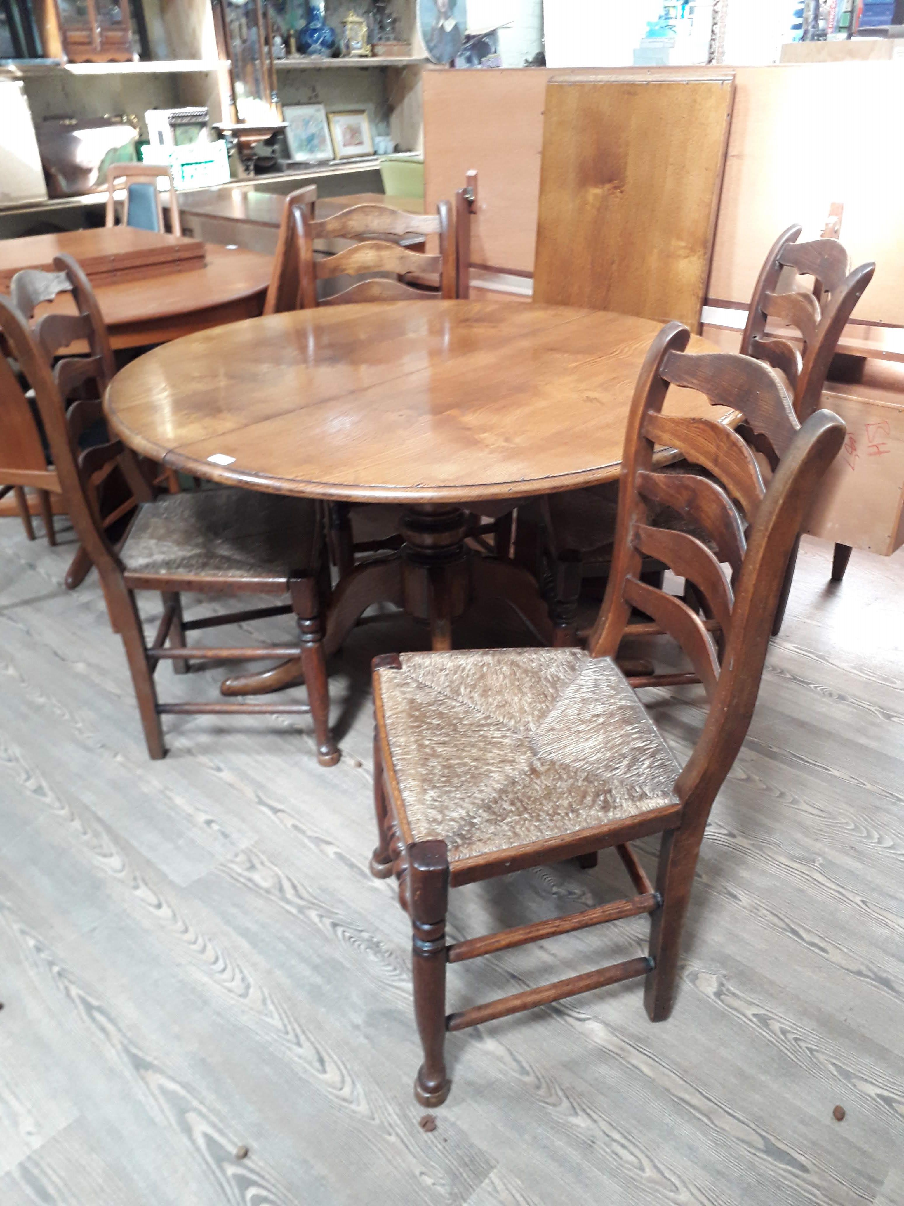 A reproduction oak extending pedestal dining table with single leaf and four ladder back and rush - Image 5 of 6