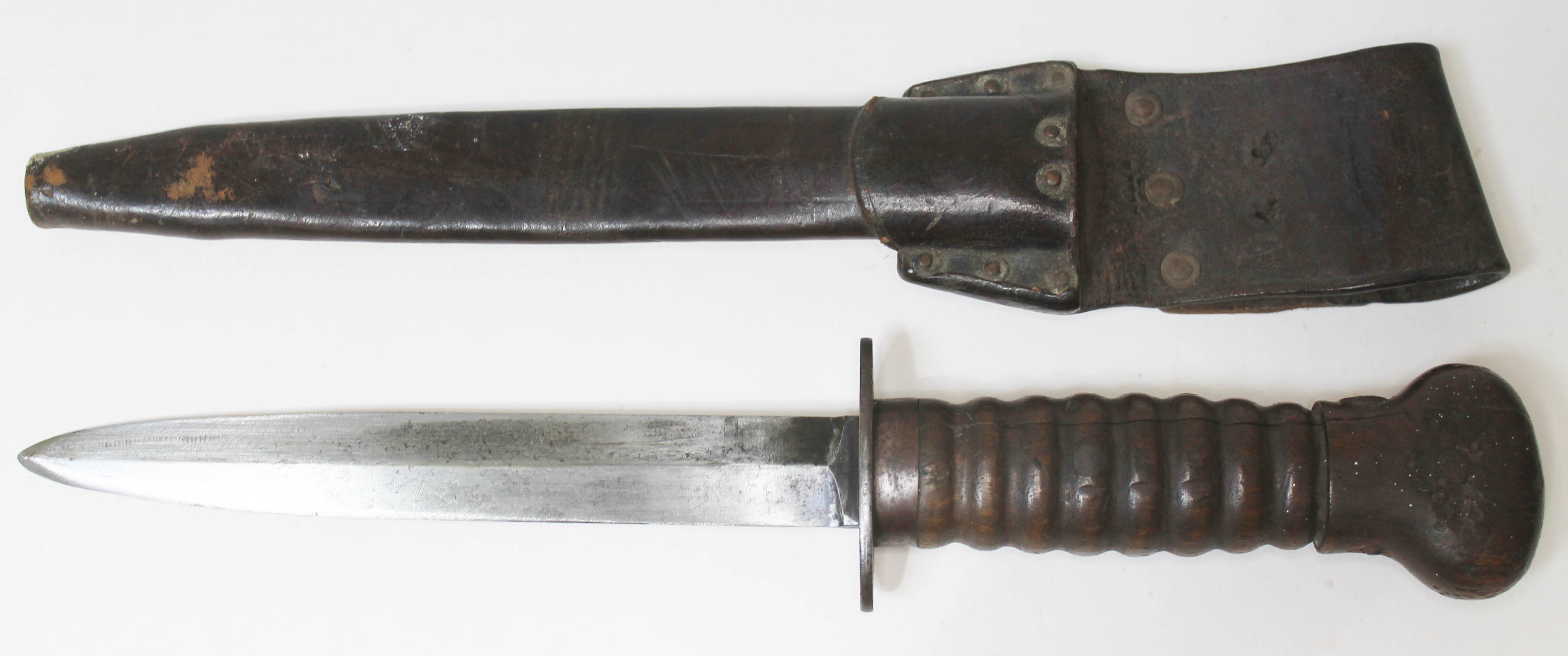 A Dutch WWI stormdolk fighting knife with ribbed wooden grip, guard numbered 3031B, double edged - Bild 3 aus 3