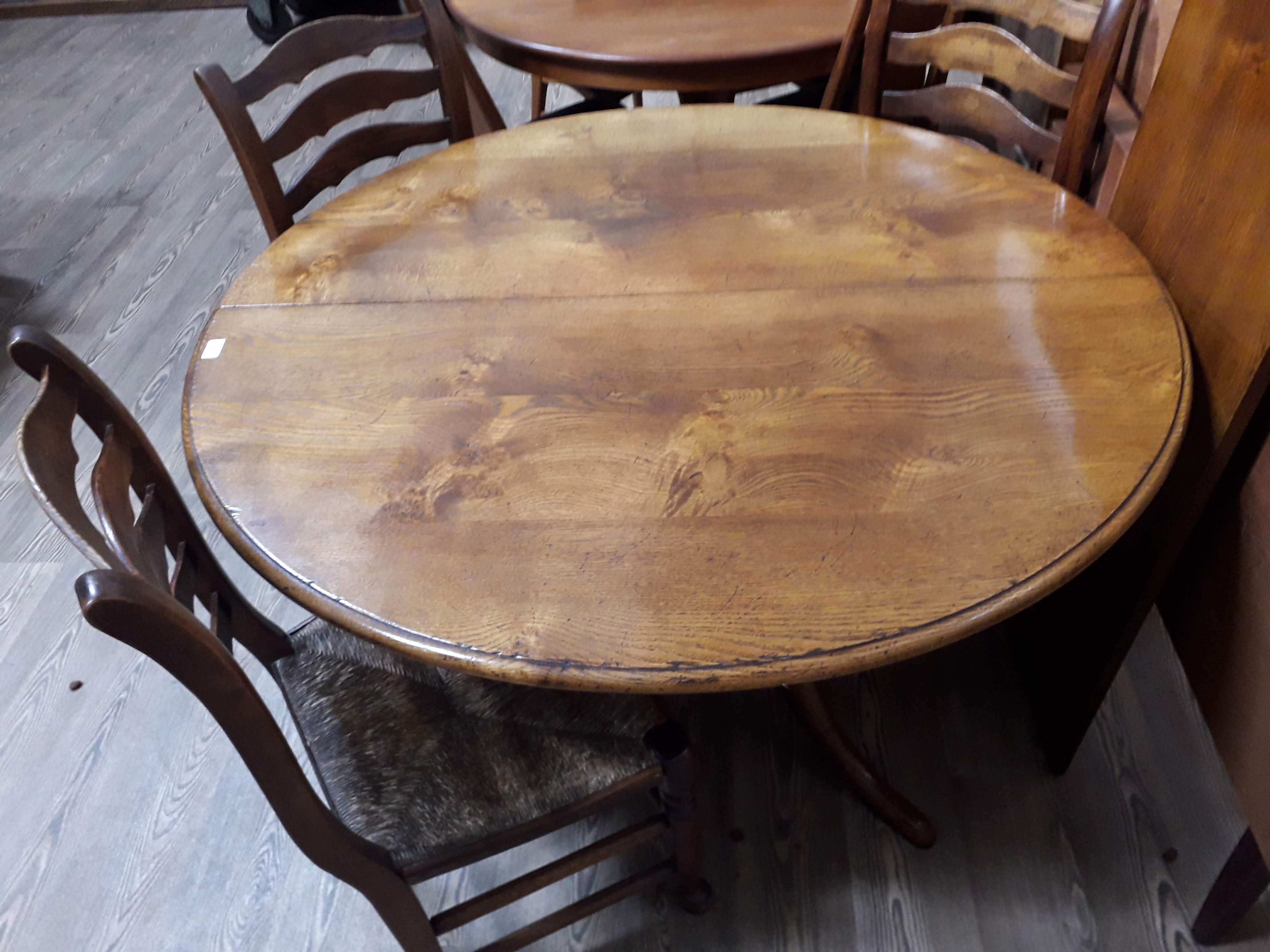 A reproduction oak extending pedestal dining table with single leaf and four ladder back and rush - Image 3 of 6