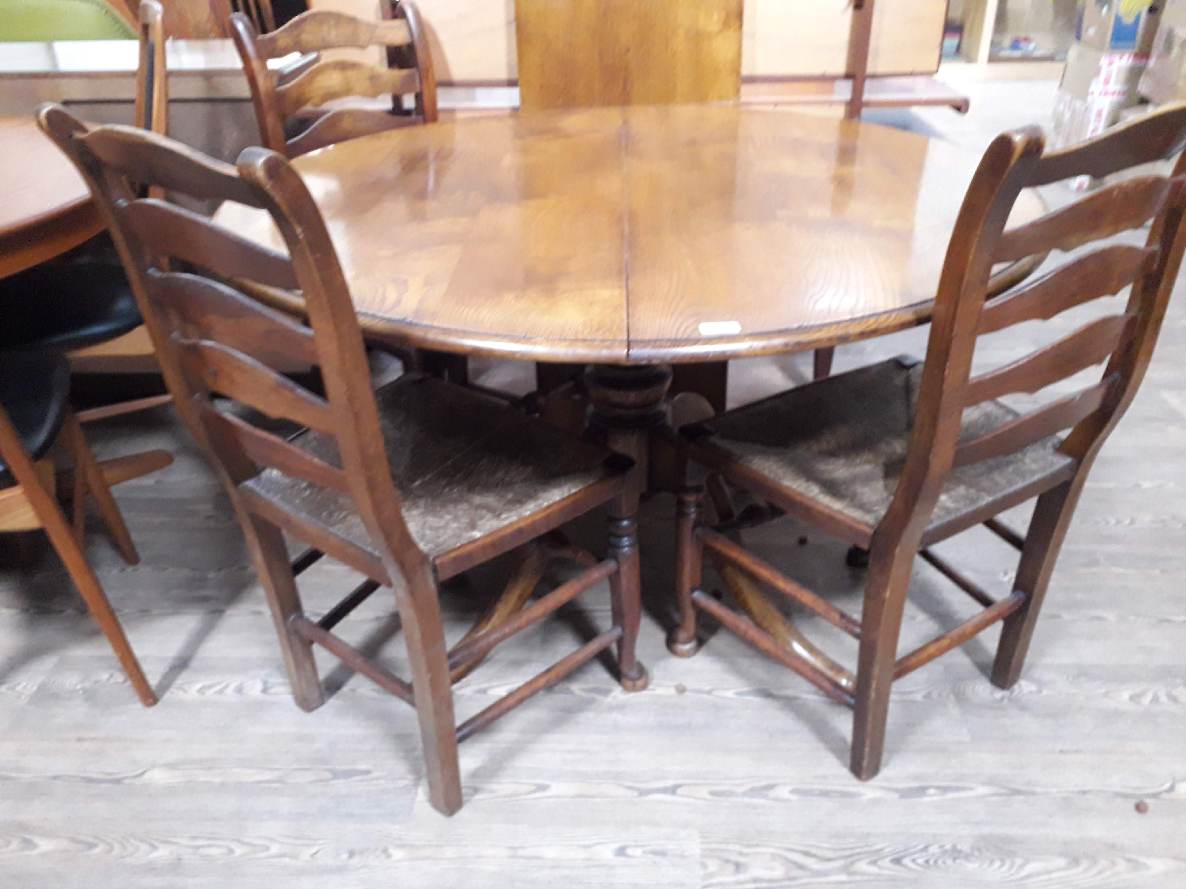 A reproduction oak extending pedestal dining table with single leaf and four ladder back and rush - Image 2 of 6