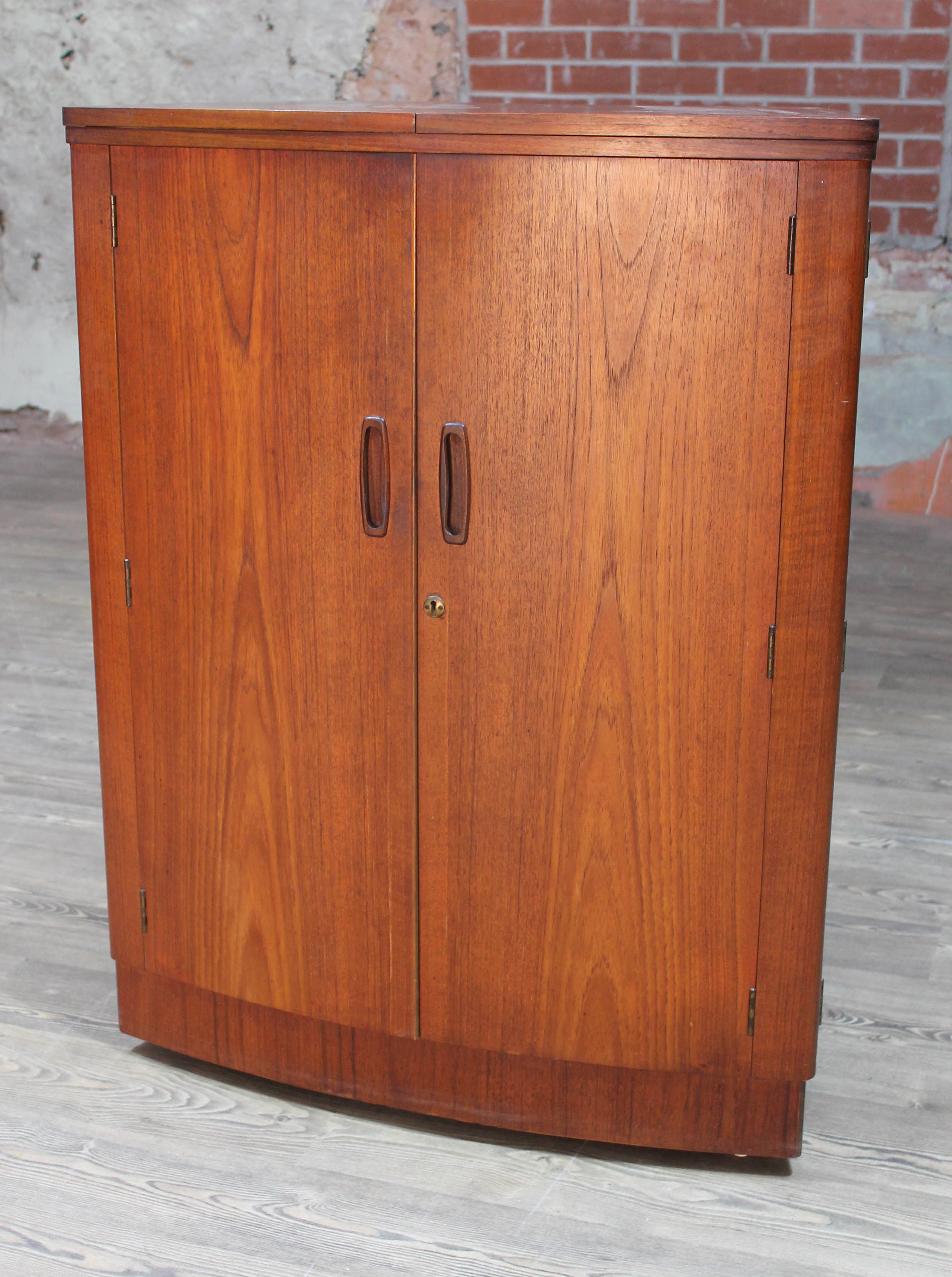 A retro 1960s teak fold out cocktail cabinet bar by Turnidge London, min. width 83cm, extending to - Bild 2 aus 3