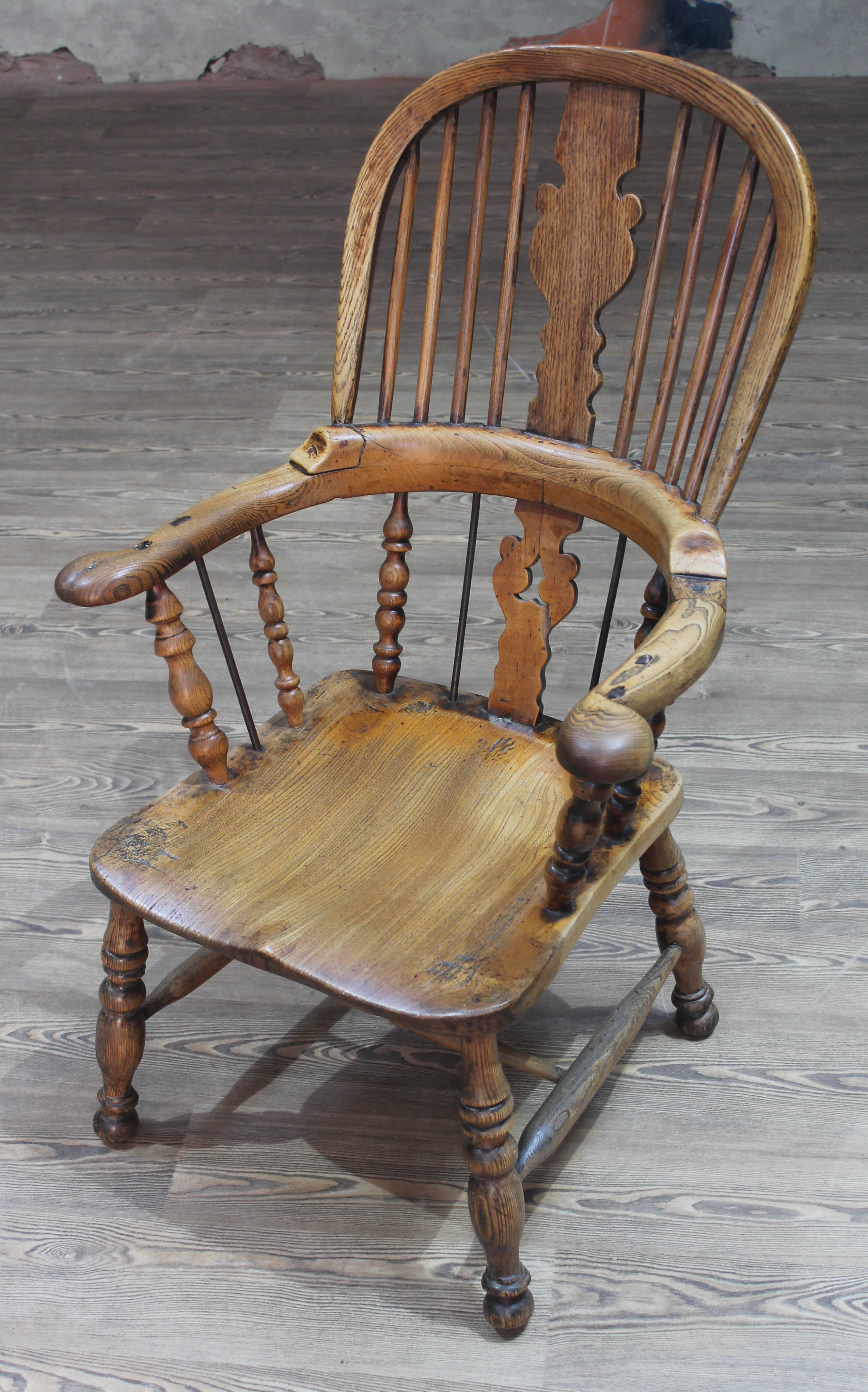 A 19th century ash Windsor chair, width 64cm, depth 67cm & height 100cm.