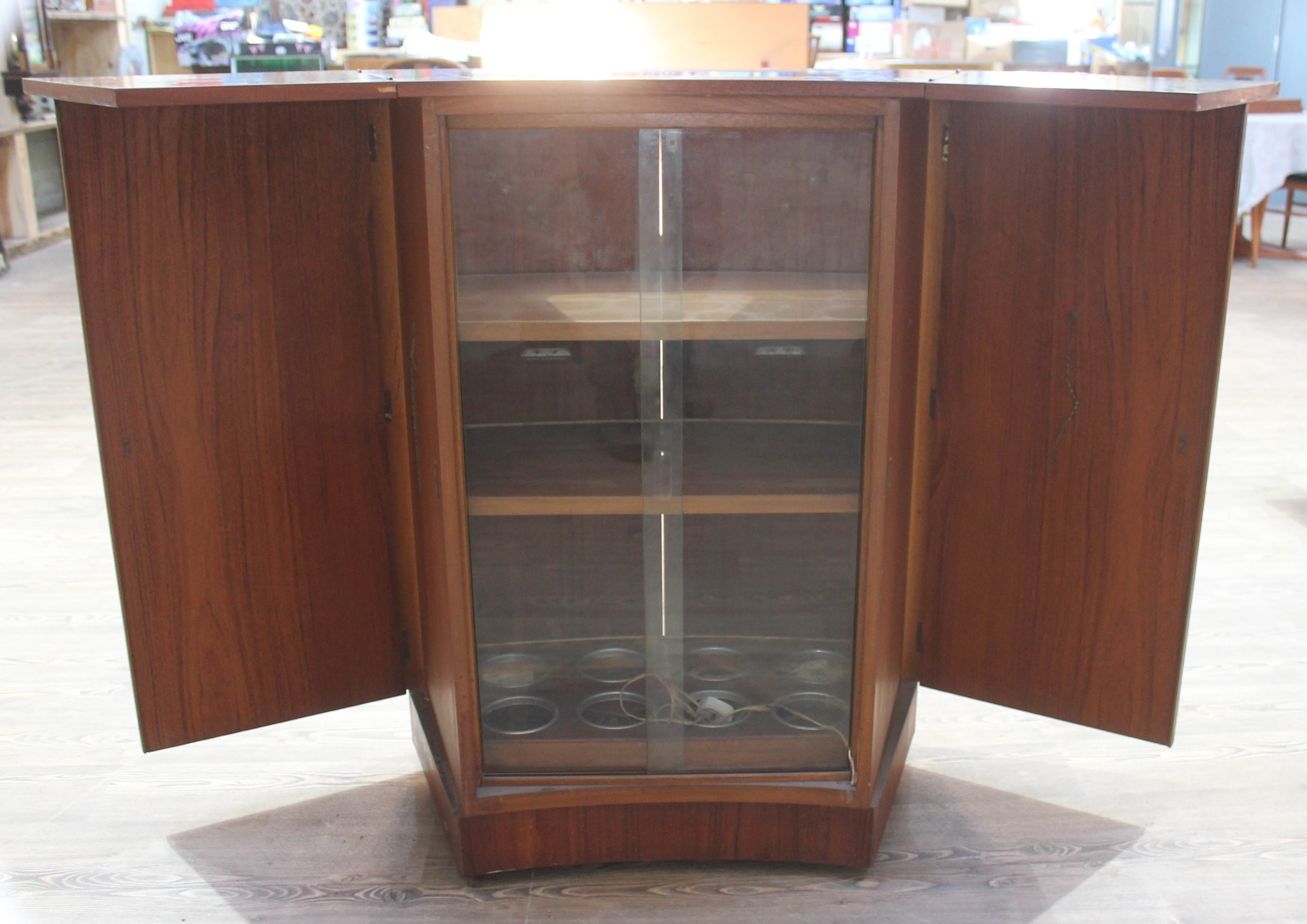 A retro 1960s teak fold out cocktail cabinet bar by Turnidge London, min. width 83cm, extending to - Bild 3 aus 3