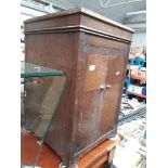 An oak gramophone cabinet (no contents).