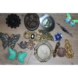 A mixed lot of Victorian and later costume jewellery.