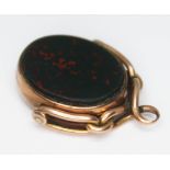 A hallmarked 9ct gold swivel fob set with bloodstone and carnelian, length 28mm, gross wt. 6.46g.